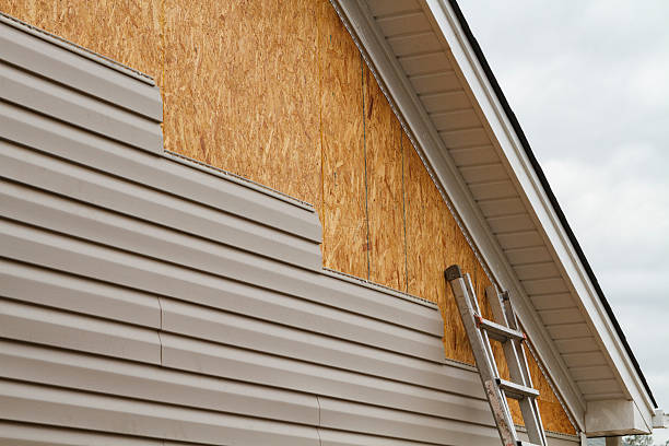 Professional Siding Installation technician working in Gordonsville, TN